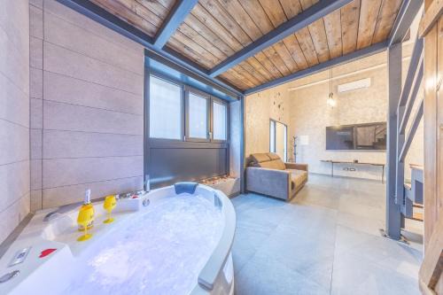 Monterotondo Apartment | M r Loft apartment esclusivo con vasca idromassaggio