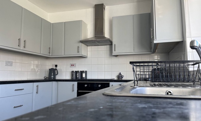 Sutton-in-Ashfield House | M1 Link 3 bed house up to 5 ppl parking,wifi