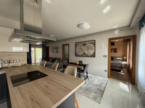 Pecs Apartment | M18 - Csak egy lépés a történelmi belváros - free parking