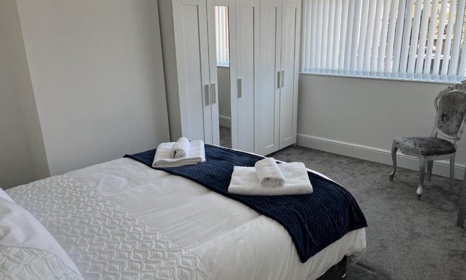 Sutton-in-Ashfield Apartment | M1Link 3 bed house up to 7 people free parking, wifi, M1, transport links, enclosed L garden