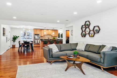 Suttons Bay House | M22 Birch House - Family friendly with shared beach & large kitchen