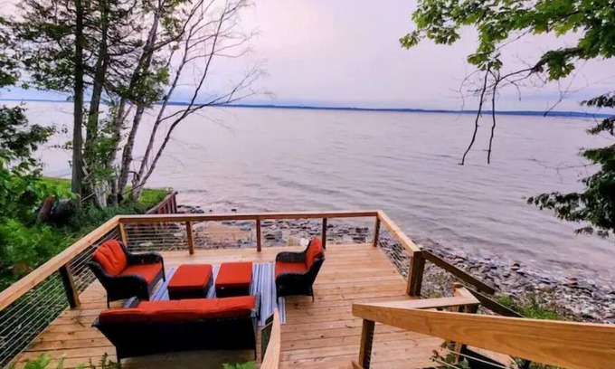 Traverse City House | M22 Hemlock House-Renovated lakefront home