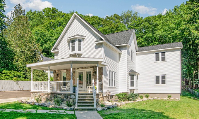 Frankfort House | M22 Rentals Premier Home - One Block from Lake Michigan!nn2025 Calendar is OPEN!