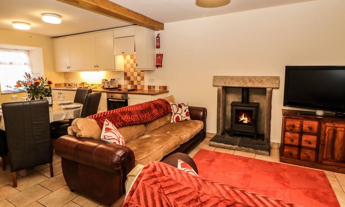 Longnor Cottage | MABEL’S COTTAGE, family friendly, with a garden in Longnor