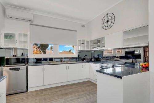 Broken Hill House | Mabel’s retreat 4 bedrooms,Wifi,Netflix,Kayo