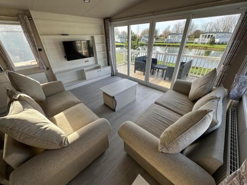 Mablethorpe House | Mablethorpe Lakeside Caravan with Decking & Wi-Fi!