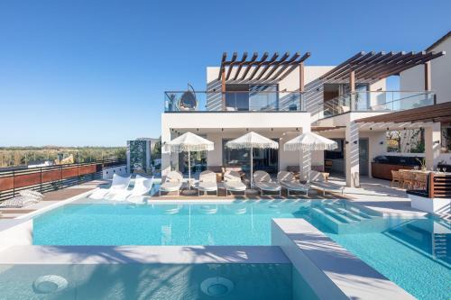 Skaleta Villa | Macaw Luxury Residence, daily housekeeping included!