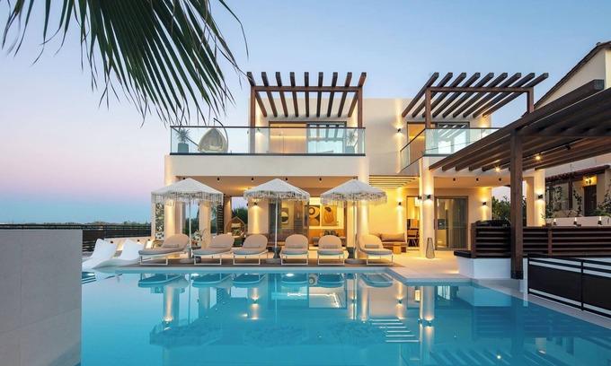 Skaleta Villa | Macaw Residence, indulge yourself in rare luxury, daily housekeeping included!