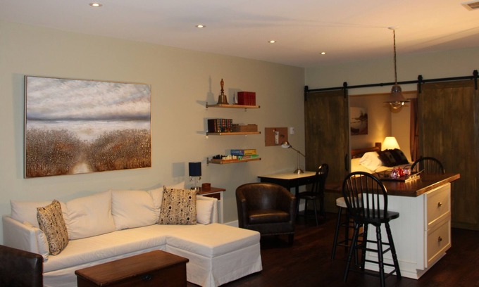 Cressy Apartment | MacDonell Landing Loft is a waterfront retreat in Prince Edward County.