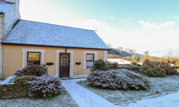 Llanybydder House | MACHLUD HAUL, pet friendly, with a garden in Llanybydder