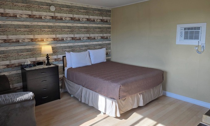 Groves Point Hotel | MacNeil's Motel