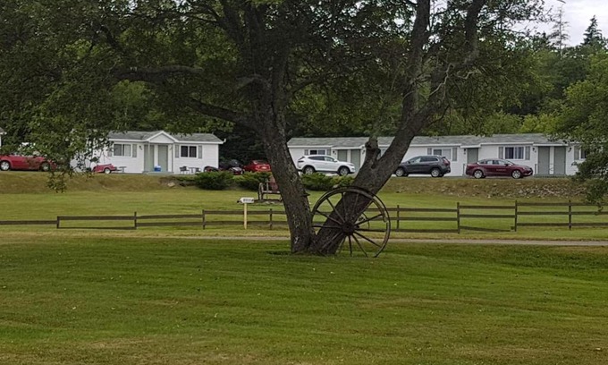 Groves Point Hotel | MacNeil's Motel