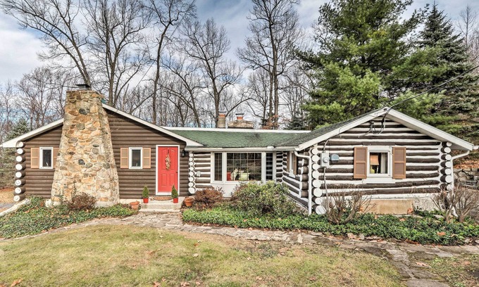 Seisholtzville Cabin | Macungie Cabin w/Fireplace Near Bear Creek Skiing