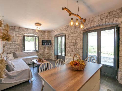 Livadi Apartment | Mad Wall Apartment - Kyziridi House