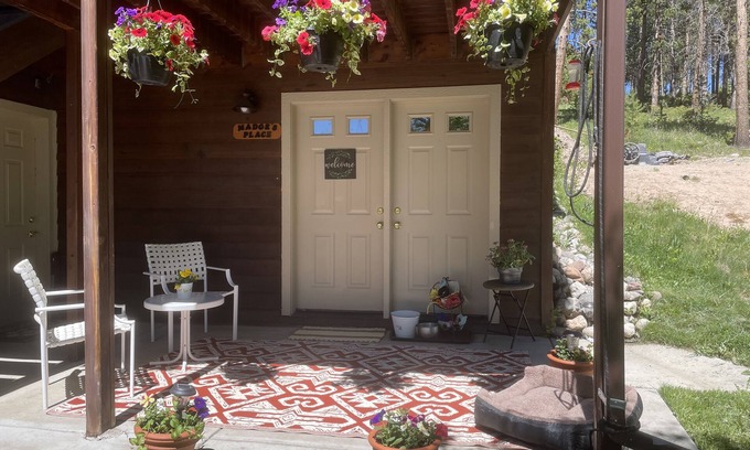 Fraser Apartment | Madge’s Studio - Pets Welcome