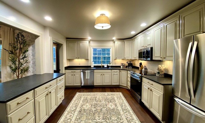Madison House | Madison Estate · Madison Farmhouse: Lake, Wineries & Family Fun
