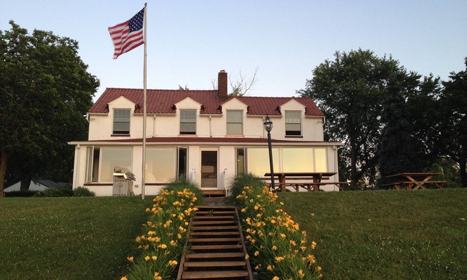 Cumings Beach Park House | Madison Lakehouse – Spectacular Sunsets, Triple Lot.
