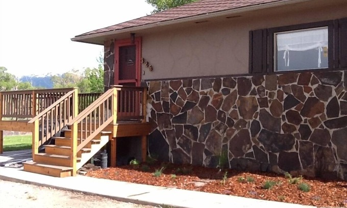 Ennis House | Madison River Front Home, Fishing Retreat, Walk to Ennis