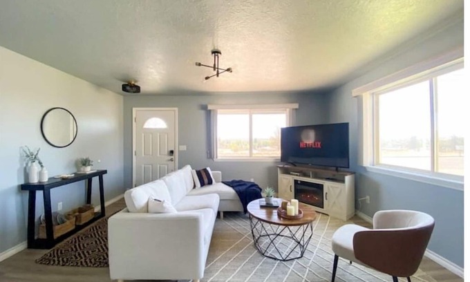 Madras House | Madras Oak House ● Entire Home w/Unopposed Mountain View ● Fireplace ● BBQ