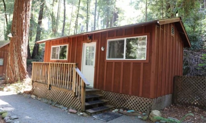 Garberville Cabin | "Madrone" Cabin In the Redwoods, River Access, WiFi nn