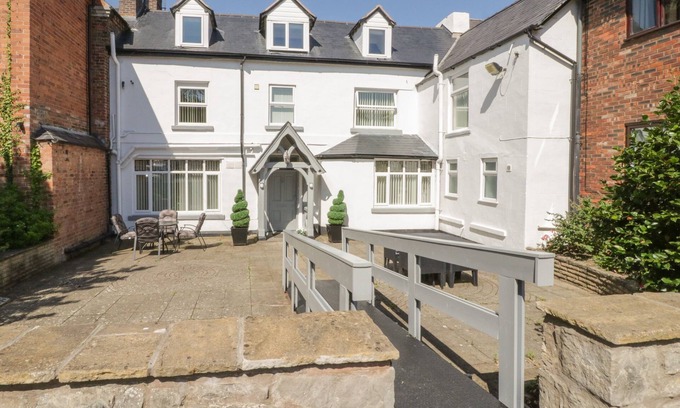 Saint Asaph House | MAES ELWY, family friendly, luxury holiday cottage in St Asaph