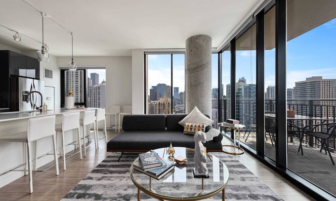 Near North Side Apartment | Mag Mile Retreat: Stunning Views, High-End 2BR
