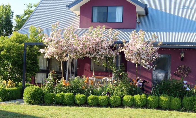 Tumbarumba House | Magenta Cottage