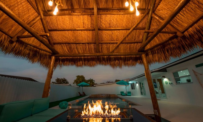Kendale Lakes House | Maggie Home In Kendall - Pool And Tiki Bar
