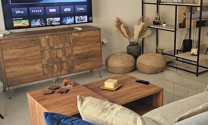 Loutraki-Agioi Theodoroi Apartment | Maggie's Blissful Escape,90m2 sunny flat just 4-minute walk from the beach/city.