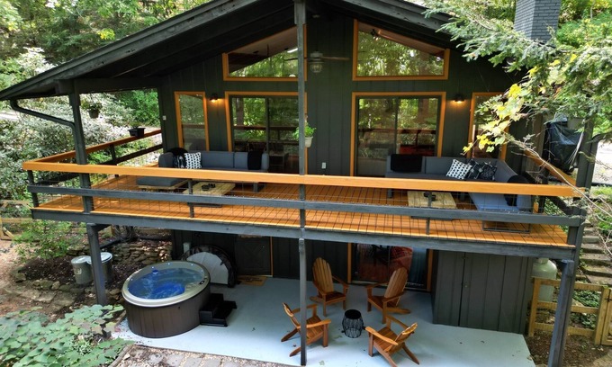 Maggie Valley Ski Chalet | Maggie Valley 4BR Cabin w/Hot Tub in Serene Forest - Near Golf, Skiing & Hiking