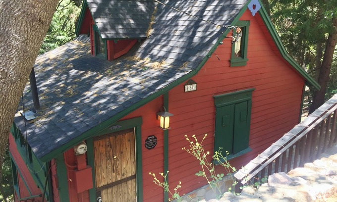Lake Arrowhead Cabin | Magic Love Nest - 5 min from village. Stream below.