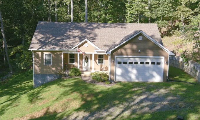The Plains House | Magic Mountain Retreat, King Bed, Near Wineries, Horse Events and Dining