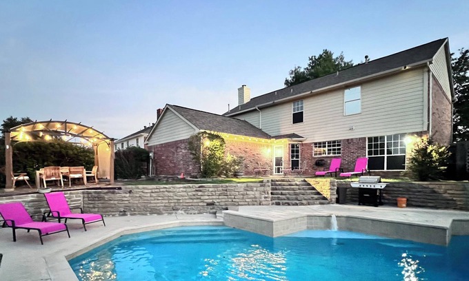 Lewisville House | Magic Oasis, Pool, Pavilion on large lot, Fantastic View, Sleep 16nn