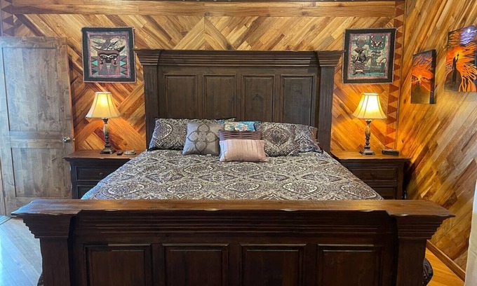 Paukaa Bed & Breakfast | Magic Skies Hawaiian Kingdom Hula Room