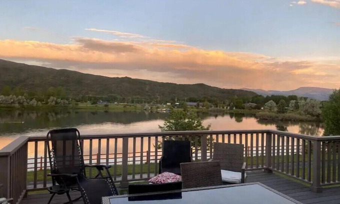 El Jebel House | Magical Blue Lake Home - 4400 SF Pet Friendly