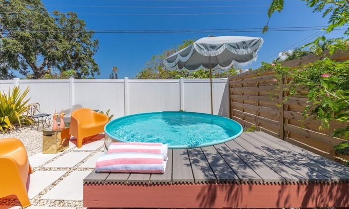 Whitfield House | Magical Guesthouse 1 mi from SRQ airport