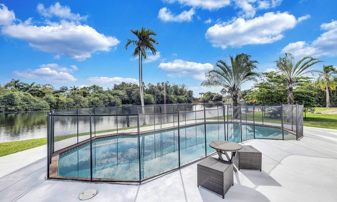 North Central Hollywood House | Magical Lakefront Pool Home close to Beach Hard Rock Guitar Hotel Airport
