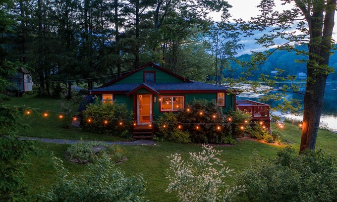 Oxford Cottage | Magical lakeside retreat with hot tub + dog friendly!