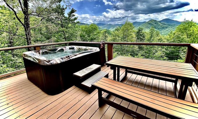 Bryson City Cabin | Magical Mtn Views/Hot Tub-Hiking/Fishing/NOC 5 min