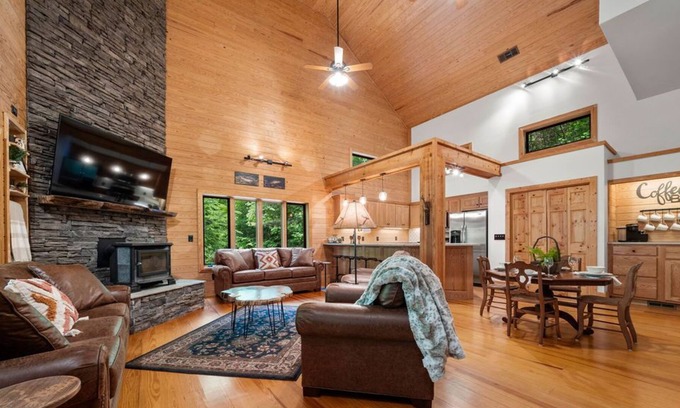 Dahlonega Cabin | Magical, Secluded Riverside Retreat in Winery Country! Sleeps 8.