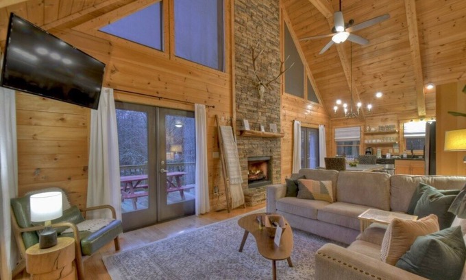Fry Cabin | Magical Setting & Fisherman's Paradise!