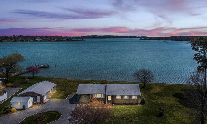 Edwardsville House | Magical Sunsets and Breathtaking Views in Heathsville/Wicomico River- Sleeps 10