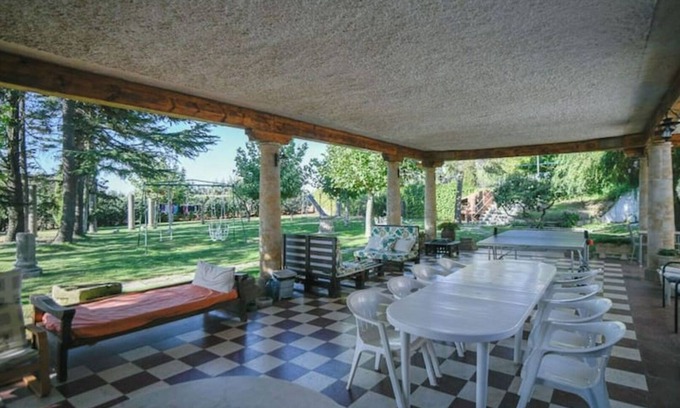 Santa Marta de Tormes Ski Chalet | Magnífico Chalet con Zonas de Ocio y Deportes