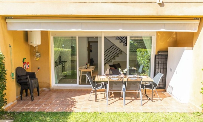 Los Canos de Meca Apartment | Magnífica duplex renovado con piscina garaje y jardín, frente a la playa de.