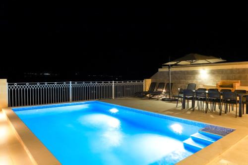 Xaghra House | Magnifica Holiday Home with Jacuzzi hot tub and pool