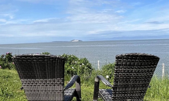 Notre-Dame-du-Portage Apartment | Magnificent sea views and sunsets!