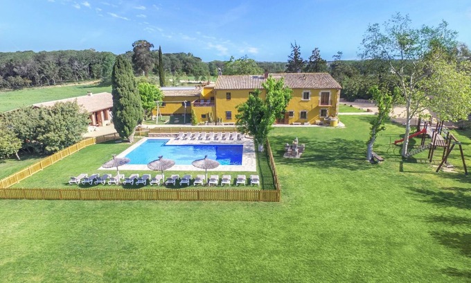 Sils Villa | Magnificent 15 bedroom villa Spain|XXL Pool, BBQ, Gamesroom|Beaches & Barcelona