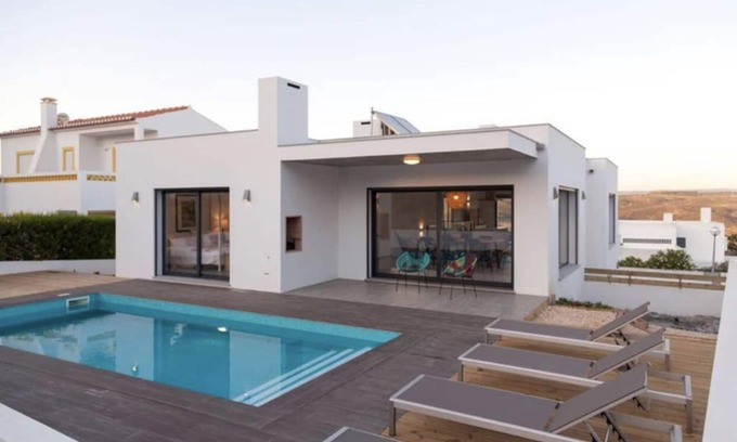 Igreja Nova House | Magnificent 3-bedroom villa with private pool 2 minutes from the beach!