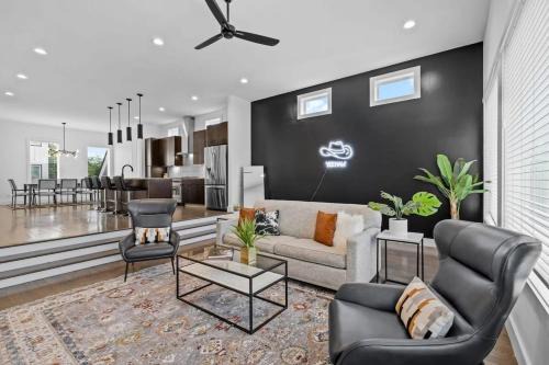 Berry Hill House | Magnificent 4 Bedroom Home -w Balcony & Fireplace