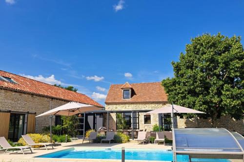 Veyrines-de-Domme Villa | Magnificent Air-conditioned House in an idyllic setting with pool & garden